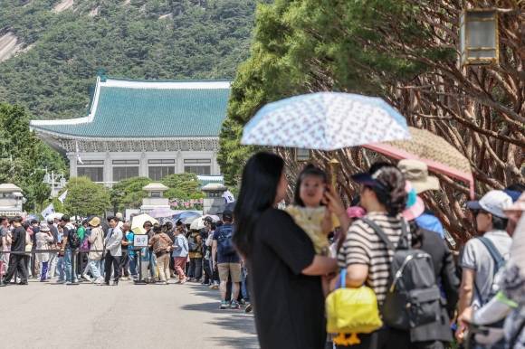 이재명 대통령이 집무실을 청와대로 이전할 방침을 밝힌 가운데 5일 서울 종로구 청와대 앞이 관람객들로 붐비고 있다. 뉴스1