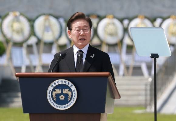 이재명 대통령 현충일 추념사 - 이재명 대통령이 6일 서울 동작구 국립서울현충원에서 열린 70회 현충일 추념식에서 추념사를 하고 있다. 연합뉴스