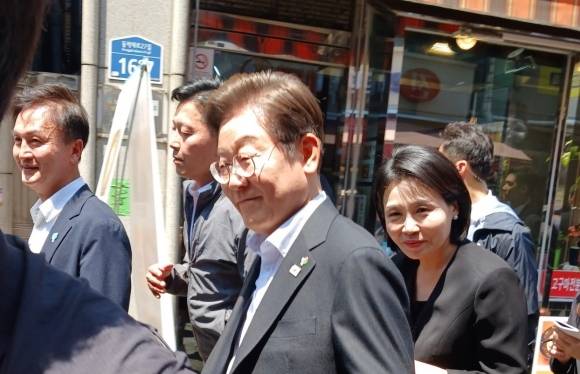 재래시장 깜짝 방문한 이재명 대통령 부부 - 이재명 대통령과 부인 김혜경 여사가 6일 서울 동작구 사당동 남성시장을 찾아 시민들과 인사하고 있다. 시민 제공