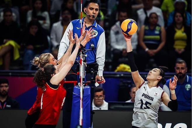 ▲ 한국은 이날 독일에 팀 블로킹에서 1-18로 크게 밀리는 등 '높이'에서 어려움을 겪었다. 다만 높이를 제하면 경기 내용이 나쁘지 않았다. 공격 득점은 31-34, 서브 득점도 5-8로 큰 차이가 나지 않았다. 범실 역시 16-15로 나쁘지 않았다. ⓒ 연합뉴스