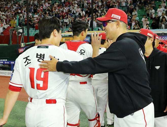 ▲ 현재까지 벤치의 전략은 비교적 잘 맞아 떨어졌으나, 순위표에서 진짜 반란을 일으키기 위해서는 더 강한 집중력과 짜임새 있는 전략이 필요하다 ⓒSSG랜더스