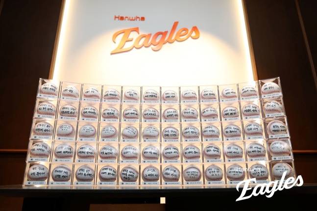 KBO 스카우트들이 지난 2일 대전 한화생명 볼파크에서 열린 2025 제3회 한화 이글스배 고교·대학 올스타전에서 직접 적어 48명의 선수들에게 전달한 기념구. /사진=한화 이글스 제공