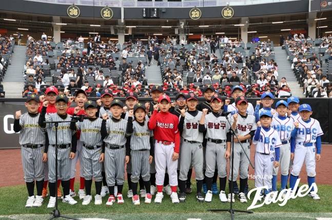 단체관람으로 초청된 넥스트레벨 선수단(초, 중, 고 야구선수)이 지난 2일 대전 한화생명 볼파크에서 열린 2025 제3회 한화 이글스배 고교·대학 올스타전에서 기념사진을 찍고 있다. /사진=한화 이글스 제공