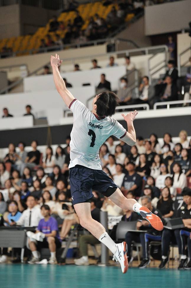 허수봉이 스파이크 서브를 날리고 있다. /사진=대한배구협회 제공