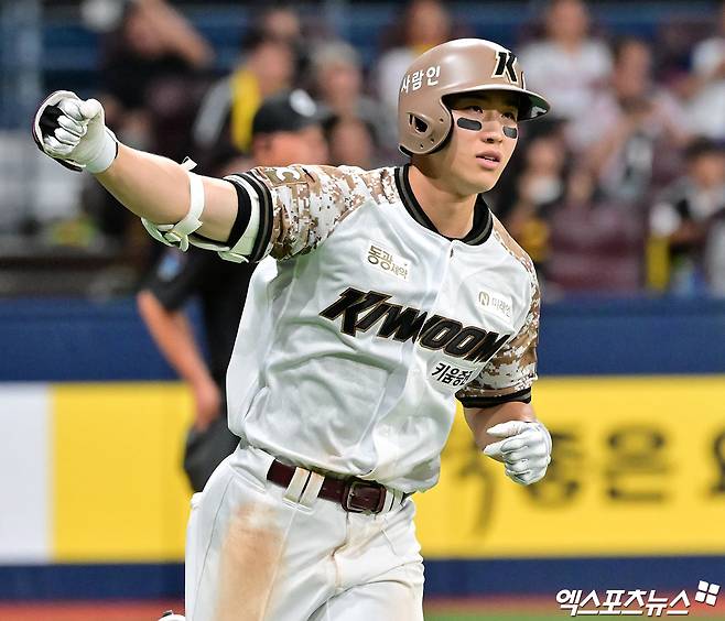 키움 히어로즈 외야수 이주형이 6일 서울 고척스카이돔에서 열린 2025 신한 SOL Bank KBO리그 LG 트윈스와의 팀 간 7차전에서 8회말 동점 솔로 홈런을 기록했다. 사진 김한준 기자