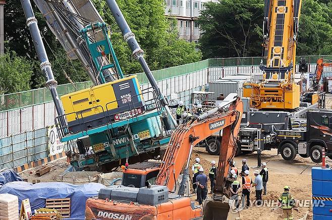 쓰러진 천공기 살펴보는 관계자들 (용인=연합뉴스) 홍기원 기자 = 6일 경기도 용인시 기흥구 서천동 인덕원~동탄 복선전철 공사 현장에서 관계자들이 인근 아파트로 쓰러진 천공기(지반을 뚫는 건설기계)를 살펴보고 있다.
지난 5일 오후 10시 13분께 발생한 이 사고로 인한 인명 피해는 없었다. 2025.6.6 xanadu@yna.co.kr