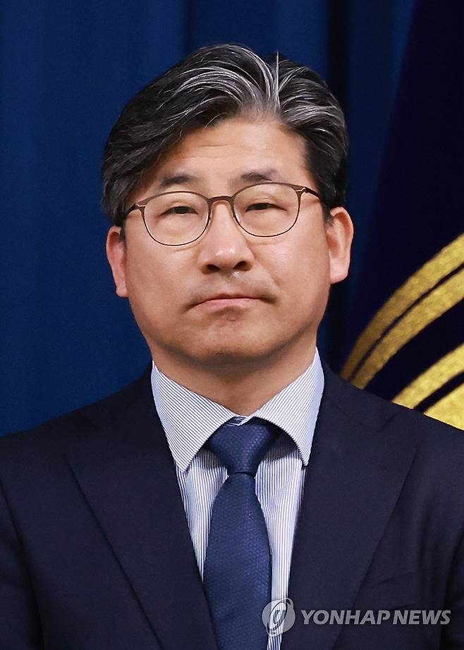 이재명 대통령, 류덕현 재정기획보좌관 임명 (서울=연합뉴스) 홍해인 기자 = 이재명 대통령은 6일 강훈식 대통령 비서실장의 대통령실 1차 인선 브리핑을 통해 대통령실 재정기획보좌관에 류덕현 중앙대 교수를 임명했다고 밝혔다. 사진은 이날 인선 발표에 참석한 류 보좌관. 2025.6.6 hihong@yna.co.kr