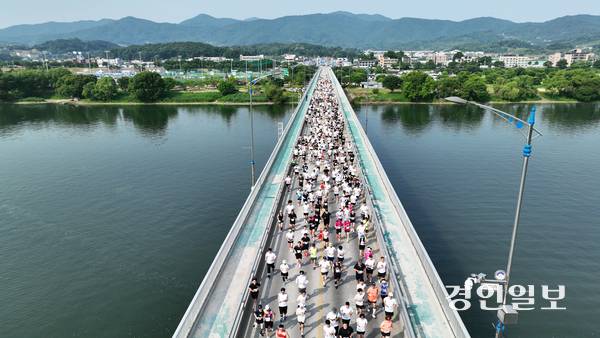 7일 오전 양평 강상체육공원 일대에서 열린 ‘제27회 양평 이봉주 마라톤대회 겸 경인일보 남한강 마라톤대회’에 참가한 마라토너들이 시원한 강바람을 가르며 양평대교 위를 힘차게 달리고 있다. 2025.6.7 /임열수기자 pplys@kyeongin.comdefault