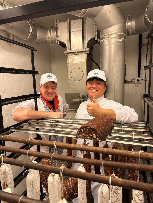 독일 아우크스부르크 식육가공학교 지하 숙성실에서 살라미 제품의 건조·숙성 과정을 점검 중인 박지원 '박가정' 대표(오른쪽)와 현지 마이스터 Thomas Szmatulewicz가 기념 촬영을 하고 있다. 박가정