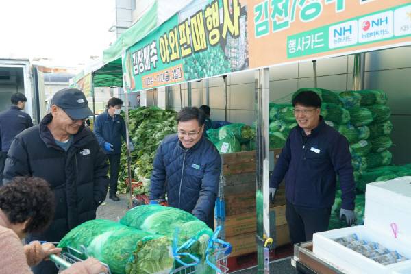윤재천 조합장이 김장배추 판매행사장을 둘려보고 있다,