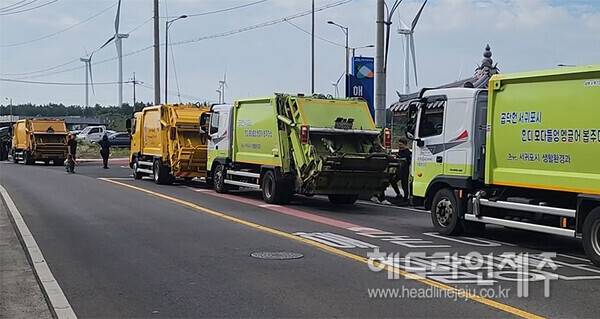 제주환경자원순환센터 쓰레기 반입로를 막아선 구좌읍 동복리 주민들. ⓒ헤드라인제주
