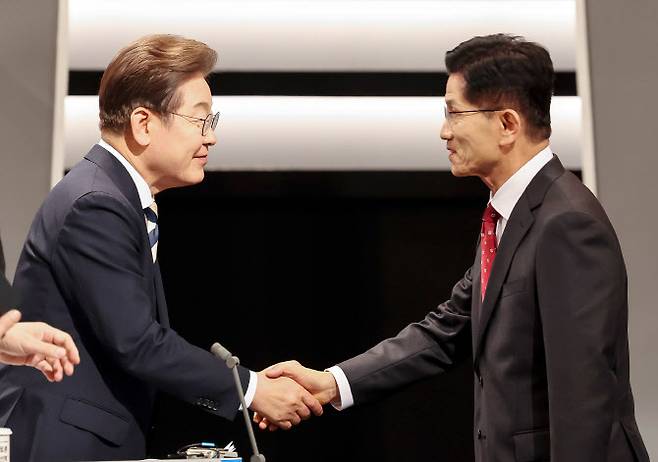 지난 5월 23일 당시 더불어민주당 이재명 대선후보와 국민의힘 김문수 대선후보가 제21대 대선 2차 후보자 토론회에 앞서 인사하고 있다. (사진=연합뉴스)