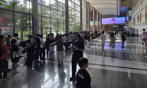 - 행사장 입구가 보이지 않을 정도로 길다