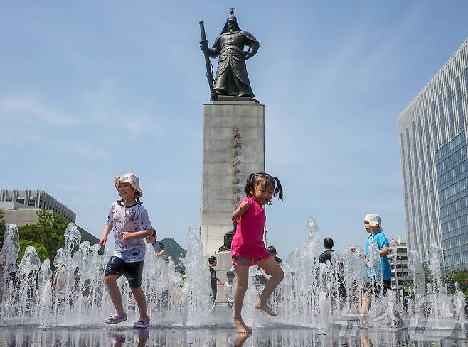 서울의 낮 최고기온이 28도를 기록하는 등 초여름 날씨를 보인 6일 오후 서울 종로구 광화문광장 분수대를 찾은 어린이들이 더위를 식히고 있다. 2025.6.6/뉴스1 ⓒ News1 김진환 기자