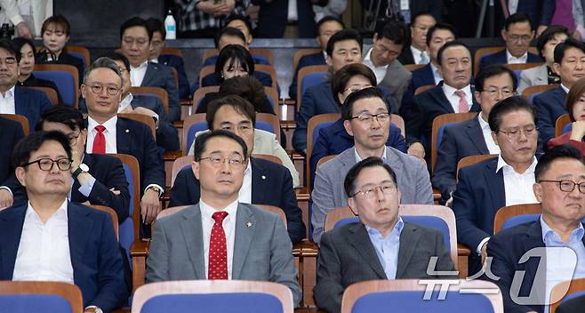 국민의힘 의원들이 지난 5일 오전 서울 여의도 국회에서 열린 의원총회에서 권성동 원내대표 발언을 듣고 있다. 2025.6.5/뉴스1 ⓒ News1 이재명 기자