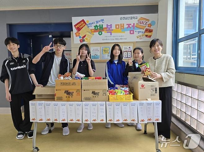 '행복매점'앞에서 교사와 학생들이 기념사진을 찍고 있다. (전남도교육청 제공, 재판매 및 DB 금지)