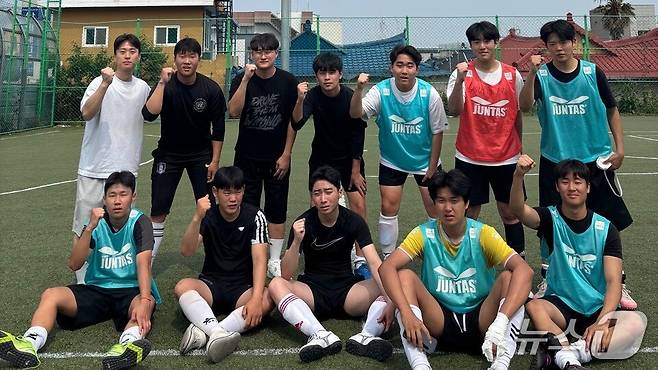 순천공고 풋살 선수들이 기념사진을 찍고 있다. (전남도교육청 제공, 재판매 및 DB 금지)