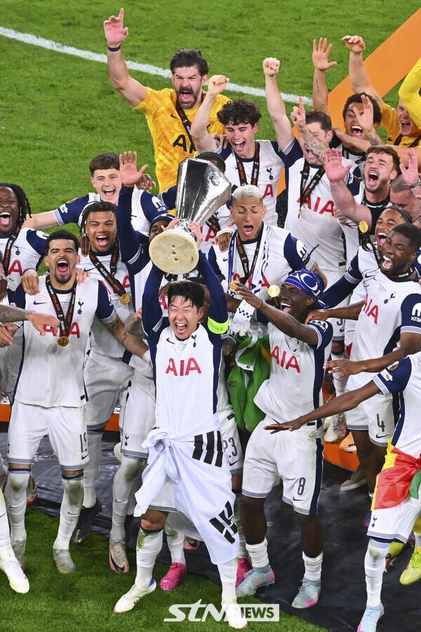 토트넘 홋스퍼 캡틴 손흥민의 2024/25시즌 유럽축구연맹(UEFA) 유로파리그(UEL) 우승 세리머니. 사진┃뉴시스/AP