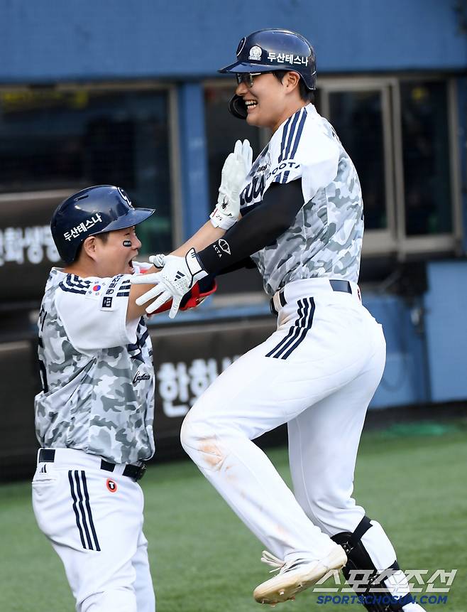 6일 잠실구장에서 열린 두산 베어스와 롯데 자이언츠의 경기. 6회말 1사 두산 김동준이 솔로포를 날린 뒤 환호하고 있다. 잠실=박재만 기자 pjm@sportschosun.com/2025.06.06/