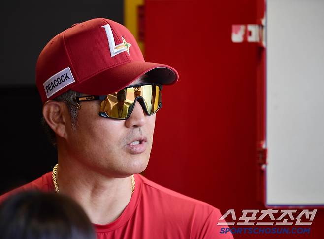 3일 인천 SSG랜더스필드에서 열리는 KBO리그 SSG와 삼성의 경기. 기자들 질문에 답하고 있는 SSG 이숭용 감독. 인천=송정헌 기자songs@sportschosun.com/2025.06.03/