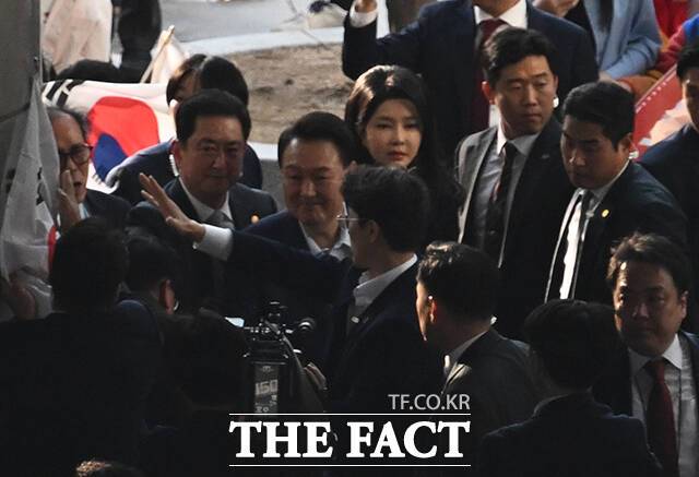 내란 우두머리 혐의를 받아 파면된 윤석열 전 대통령과 김건희 여사가 4월 11일 서울 서초구 아크로비스타 사저로 복귀하고 있다. /박헌우 기자