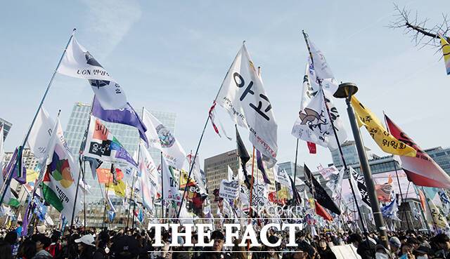 윤석열 전 대통령 탄핵 선고 전날인 지난 4월3일 윤석열즉각퇴진·사회대개혁 비상행동(비상행동)의 서울 도심 철야 집회 현장에는 시민들의 염원을 담은 리본이 곳곳에 걸렸다. 형형색색의 리본들 중 '윤석열 없고 차별금지법 있는 나라'라는 문구가 눈에 띄었다. /장윤석 기자