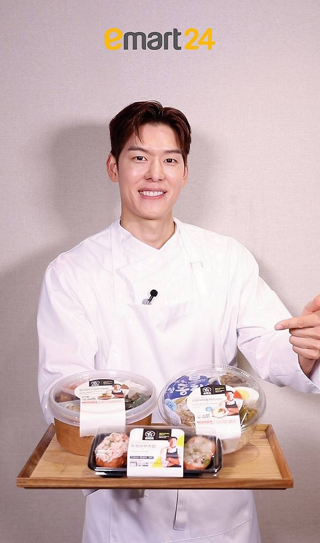이마트24는 퓨전 한식 셰프 오스틴강과 ‘갓장아찌동치미국수(4900원)’, ‘장아찌간장비빔밥(4900원)’, ‘토핑유부초밥(3900원)’ 등을 공동 개발해 출시했다. /이마트24