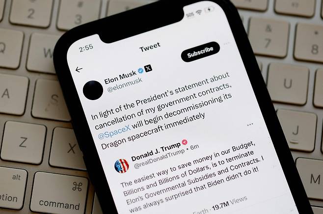 트럼프 대통령이 일론 머스크의 스페이스X와 맺은 정부 계약을 끊겠다고 협박하자, 머스크는 "즉시 드래곤 우주선을 퇴역시키겠다"고 맞받았다. 스페이스X의 드래곤 우주선은 현재 국제우주정거장을 오가는 미국의 유일한 교통수단이다./AFP 연합뉴스
