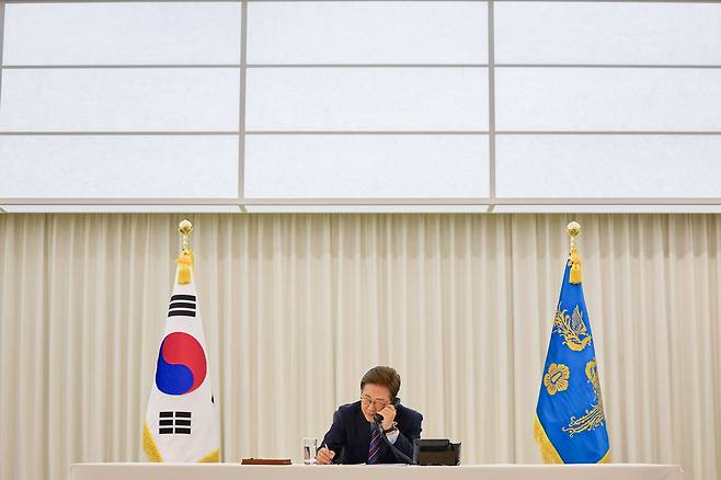 이재명 대통령이 6일 한남동 관저에서 도널드 트럼프 미국 대통령과 전화 통화를 하고 있다. (대통령실 제공. 재판매 및 DB 금지) /뉴스1