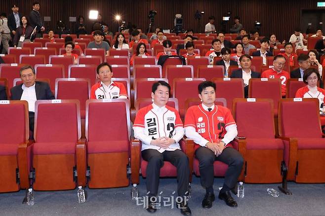 21대 대선에서 국민의힘 공동선대위원장을 맡았던 안철수 의원이 지난 3일 국회도서관에 마련된 국민의힘 개표 상황실에서 방송3사 출구조사 결과를 지켜 본 뒤 김용태 국민의힘 비상대책위원장과 자리를 지키고 있다. ⓒ데일리안 방규현 기자