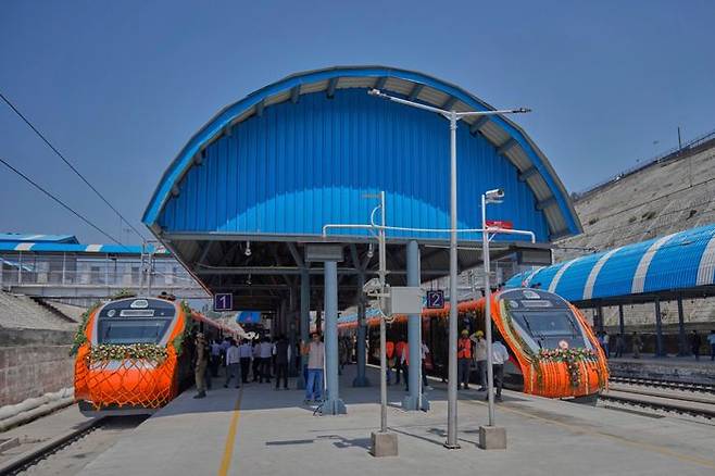 인도 정부가 분쟁지역인 카슈미르를 통하는 철도를 개통했다. ⓒ AP=뉴시스