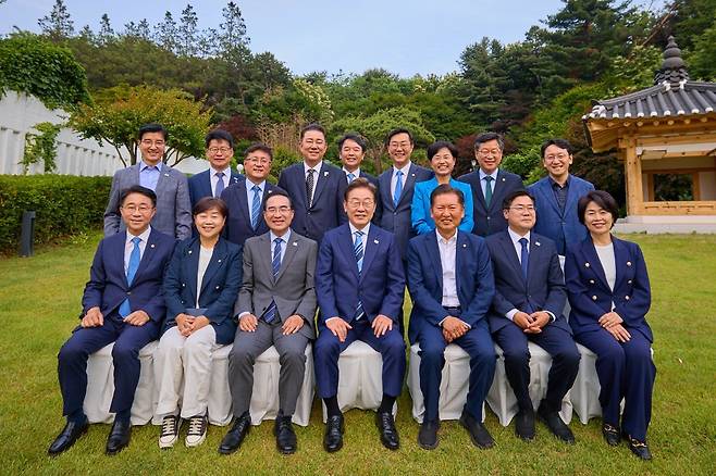 이재명 대통령이 7일 오후 서울 한남동 관저에서 더불어민주당 지도부 의원들과 만찬을 갖기 전 기념사진을 촬영하고 있다. 대통령실 제공