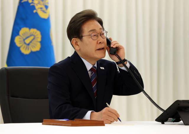 이재명 대통령이 6일 저녁 서울 한남동 관저에서 도널드 트럼프 미국 대통령과 전화 통화를 하기 위해 수화기를 들고 있다. 왕태석 선임기자