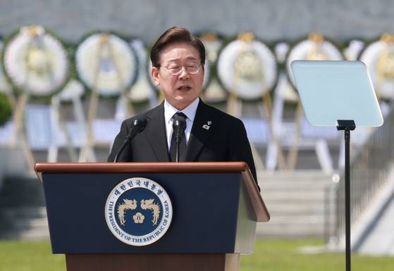 이재명 대통령이 6일 서울 동작구 국립서울현충원에서 열린 70회 현충일 추념식에서 추념사를 하고 있다.연합뉴스