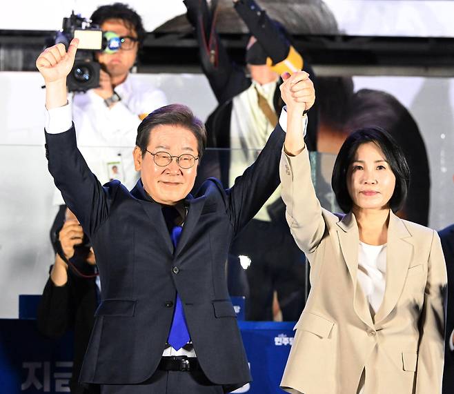 이재명 21대 대통령 당선인이 4일 부인 김혜경 여사와 서울 여의도 국회 앞에서 더불어민주당 주최로 열린 국민개표방송 행사 무대에 올라 시민들의 환호에 답하고 있다. 박민규 선임기자