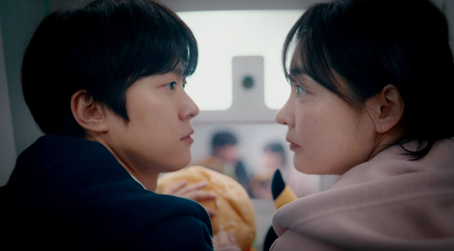 티빙 <내가 죽기 일주일 전>의 고등학생 ‘람우’(공명)과 ‘희완’(김민하)이 서로를 바라보고 있다. 티빙 제공