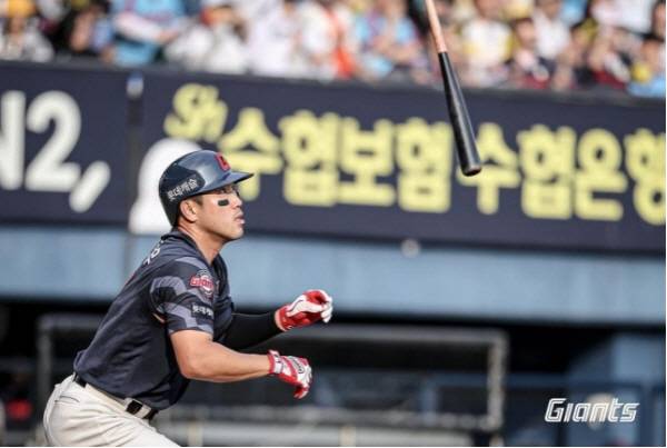 홈런 치는 롯데 자이언츠 전준우. 롯데자이언츠 제공