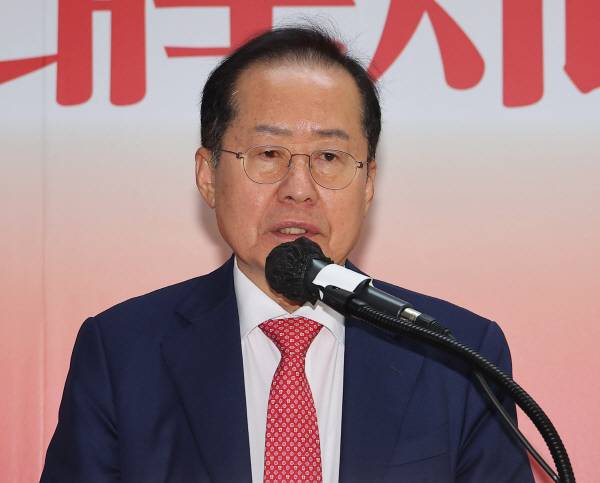 ▲국민의힘 대선 후보 2차 경선에서 탈락한 홍준표 후보가 지난 4월29일 서울 여의도 대하빌딩 선거 캠프 사무실에서 정계 은퇴 의사를 밝히고 있다. ⓒ연합뉴스