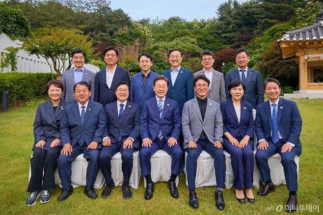 (서울=뉴스1) 허경 기자 = 이재명 대통령이 7일 서울 한남동 관저에서 더불어민주당 1·2기 지도부 등 의원들을 초청해 가진 만찬에 앞서 기념촬영을 하고 있다. (대통령실 제공. 재판매 및 DB 금지) 2025.6.7/뉴스1 Copyright (C) 뉴스1. All rights reserved. 무단 전재 및 재배포, AI학습 이용 금지. /사진=(서울=뉴스1) 허경 기자