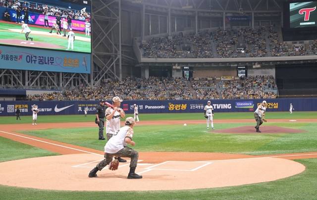 국방부는 호국보훈의 달을 맞아 6일 현충일, 고척 스카이돔에서 키움 히어로즈 프로야구단과 협업하여 3대째 군인의 길을 걷고 있는 육해공군 초급 장교들의 시구·시타•시포 행사를 진행했다. 사진은 시구자 공군 김기현 중위가 공을 던지고, 시타자 육군 백승 소위가 치며, 시포자 해군 주민서 소위가 받는 모습. 국방부 제공