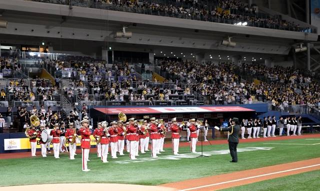 국방부는 호국보훈의 달을 맞아 6일 현충일, 고척 스카이돔에서 키움 히어로즈 프로야구단과 협업해 3대째 군인의 길을 걷고 있는 육해공군 초급 장교들의 시구·시타·시포 행사를 진행했다. 사진은 육군 52사단 군악대가 경기 전 애국가를 연주하는 모습. 국방부 제공