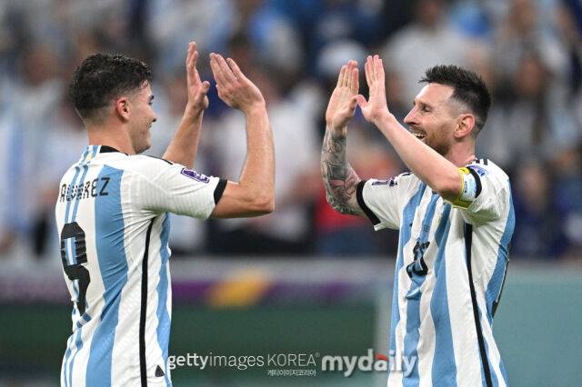 훌리안 알바레스와 리오넬 메시. /게티이미지코리아