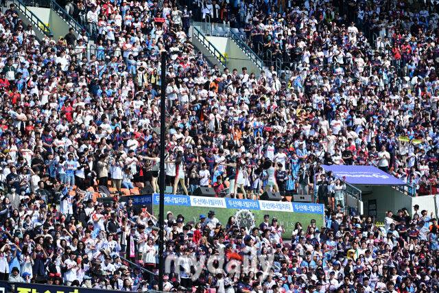 2025년 4월 26일 오후 서울 잠실구장에 진행된 '2025 신한 SOL뱅크 KBO 리그' 롯데 자이언츠와 두산 베어스의 경기. 롯데 팬들이 응원하고 있다./마이데일리