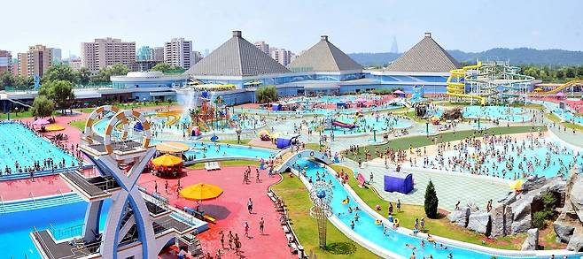 북한 노동당 기관지 노동신문은 5일 "불과 10여 년 동안에 이룩된 수도 평양의 눈부신 전변의 화폭이 우리 앞에 펼쳐져 있다"며 평양의 변화상을 선전했다.