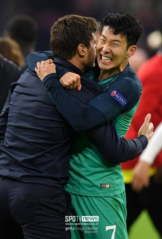 ▲ 포체티노 감독이 손흥민과 해리 케인을 적극 활용한 토트넘은 프리미어리그의 확실한 강팀으로 인정받았다. 손흥민에게도 \'귀인\'이다. 2015년 토트넘에 입단한 손흥민은 초반 다소 부진했으나, 포체티노 감독의 신뢰 속에 서서히 출전 시간을 늘려나갔고, 결국 구단을 대표하는 골잡이로 자리매김했다.