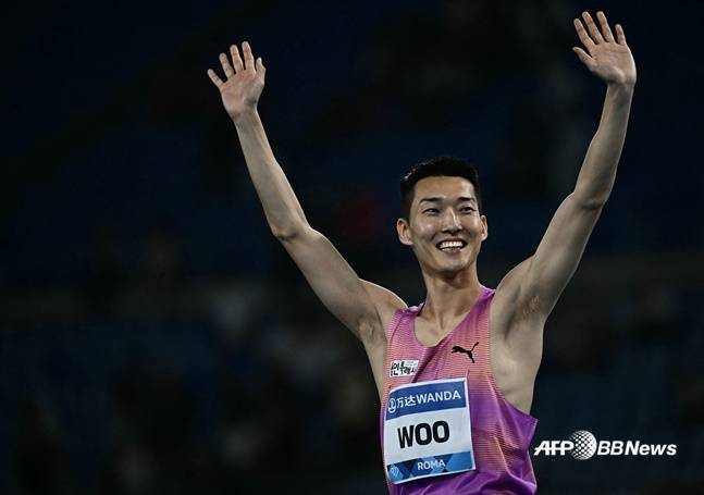 우상혁이 7일(한국시간) 이탈리아 로마에서 열린 2025 세계육상연맹 로마 다이아몬드리그 남자 높이뛰기 종목에서 우승한 후 기뻐하고 있다. /AFPBBNews=뉴스1