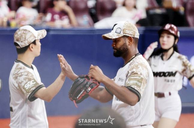 더그아웃으로 들어가는 알칸타라. /사진=강영조 선임기자