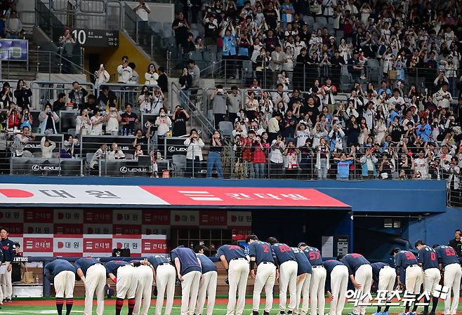 롯데 자이언츠 선수들이 경기 종료 후 팬들에게 인사하고 있다. 엑스포츠뉴스 DB