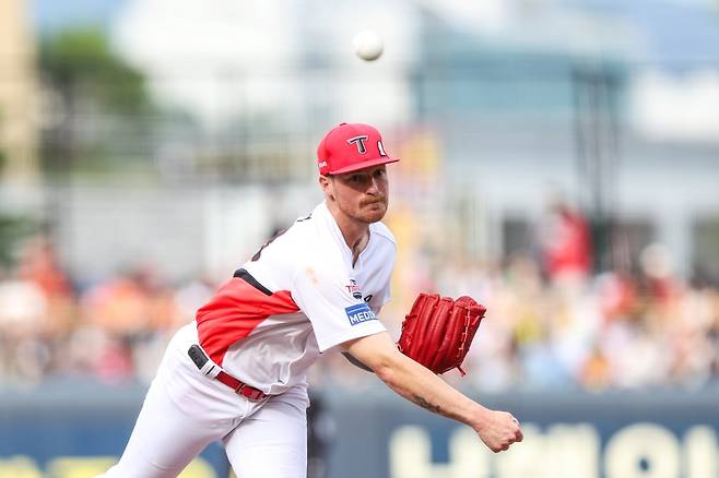 7일 오후 광주-KIA챔피언스필드에서 열린 '2025 신한 SOL Bank KBO리그' 한화 이글스와 KIA 타이거즈의 경기, KIA 선발 올러가 공을 힘차게 던지고 있다. KIA 타이거즈