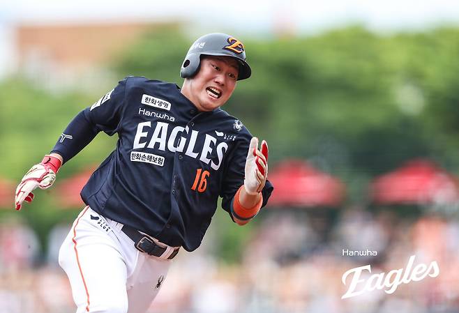 7일 오후 광주-KIA챔피언스필드에서 열린 '2025 신한 SOL Bank KBO리그' 한화 이글스와 KIA 타이거즈의 경기, 4회초 2사 2루 한화 이진영의 좌전 안타 때 하주석이 홈으로 달리고 있다. 한화 이글스